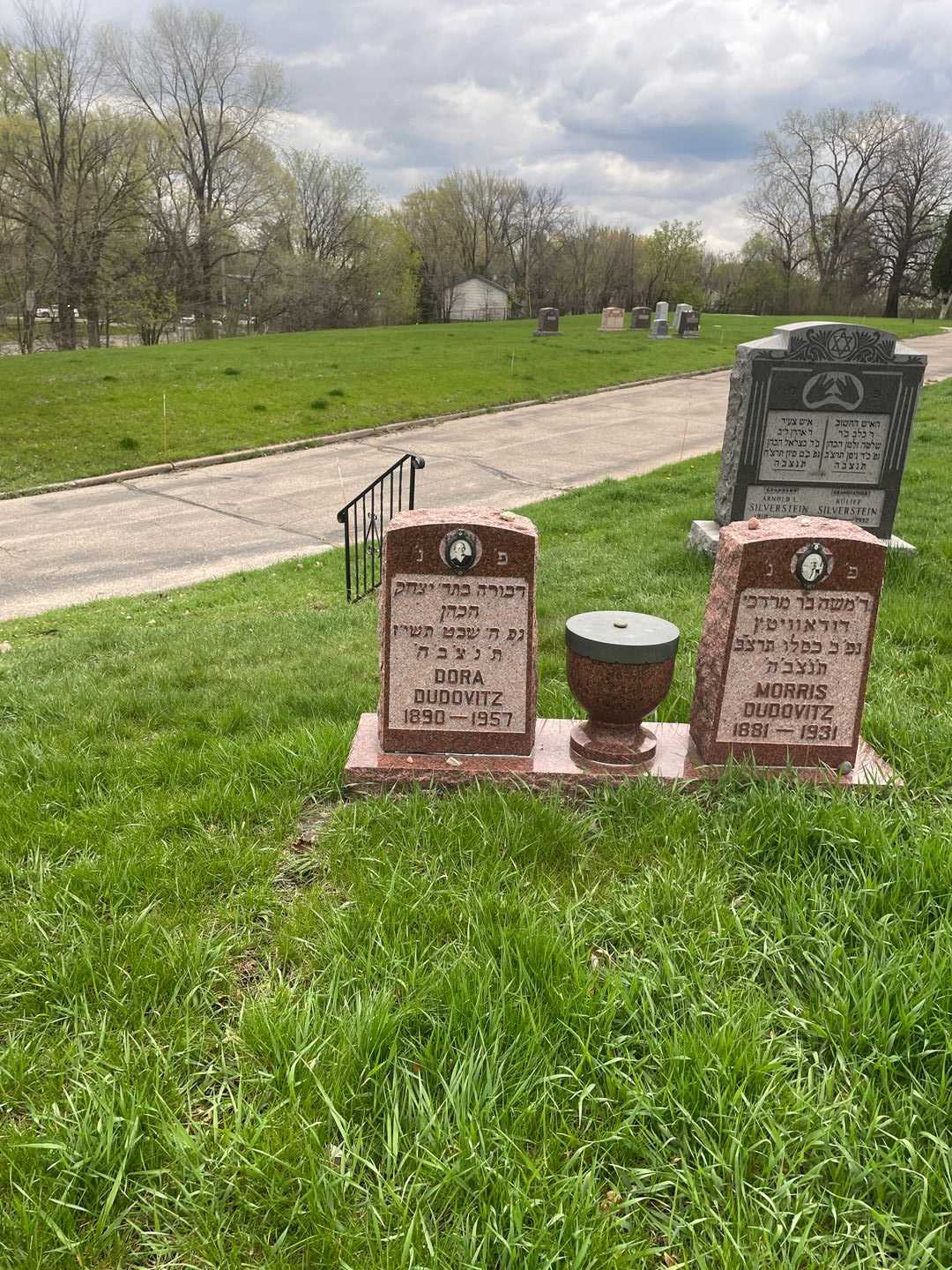 Dora Dudovitz's grave. Photo 2