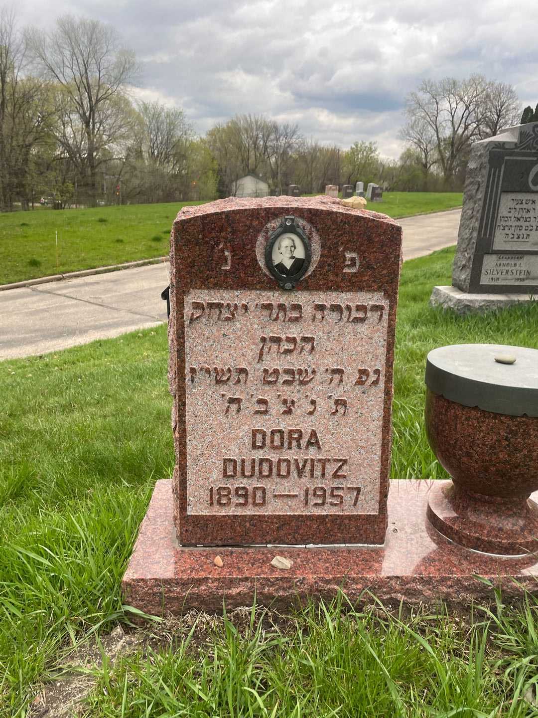 Dora Dudovitz's grave. Photo 1