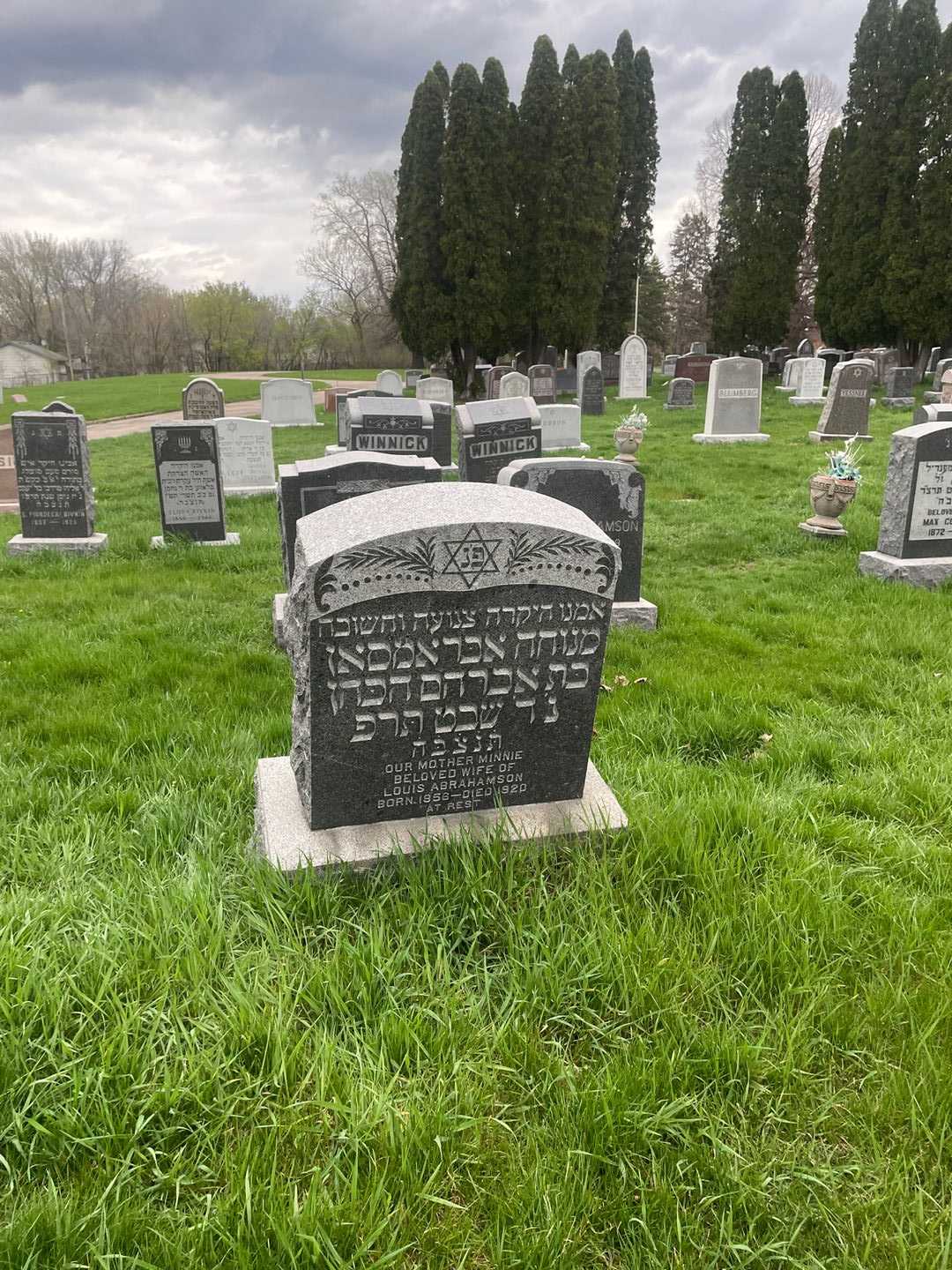 Minnie Abrahamson's grave. Photo 2
