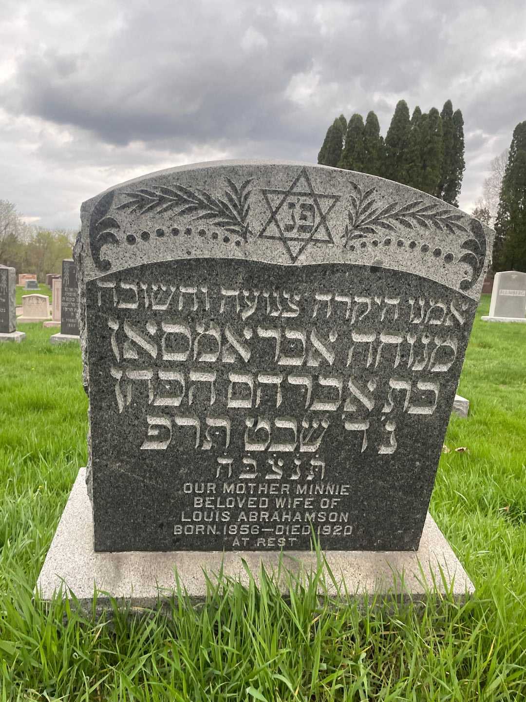 Minnie Abrahamson's grave. Photo 1