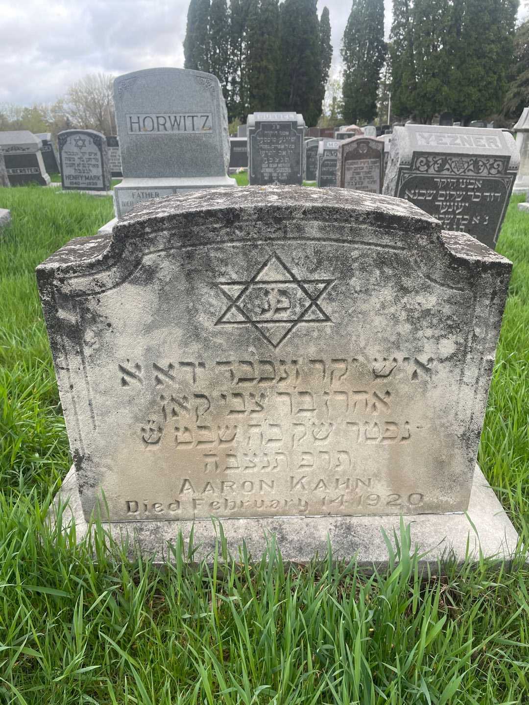 Aaron Kahn's grave. Photo 1