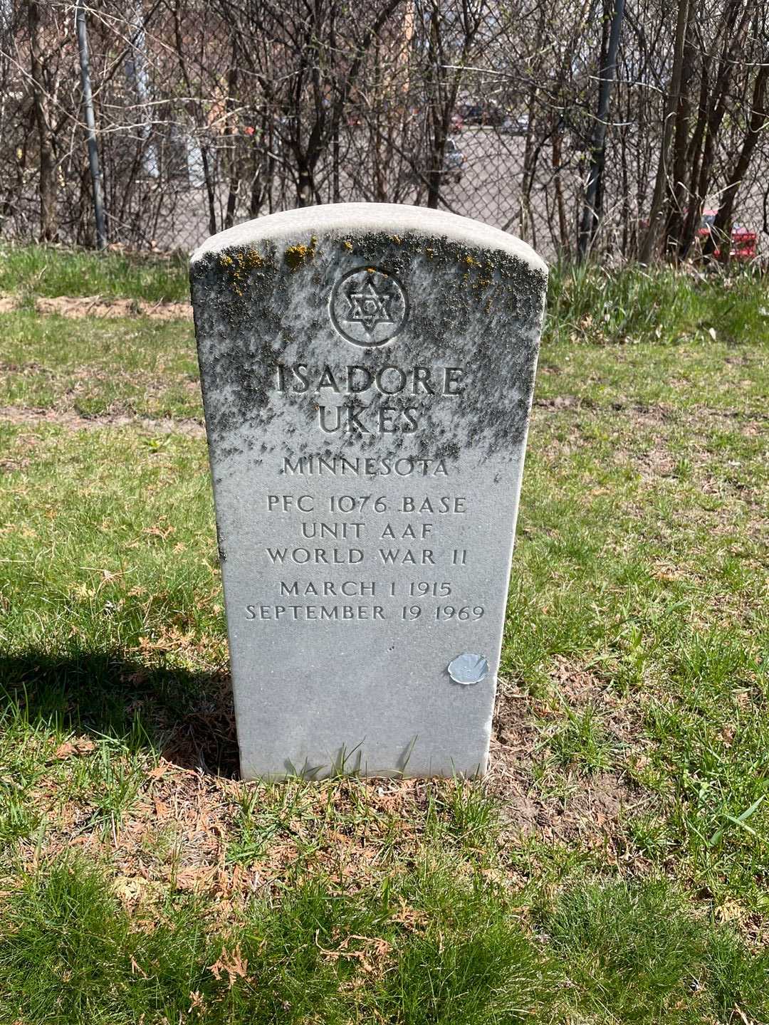 Isadore Ukes's grave. Photo 1