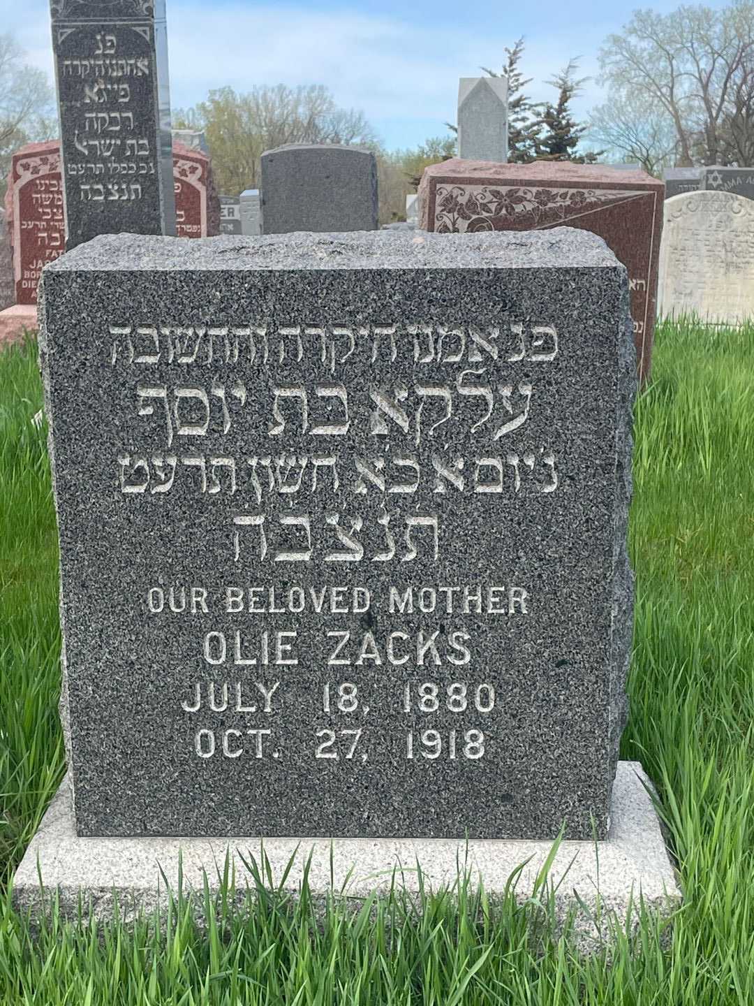 Olie Zacks's grave. Photo 1