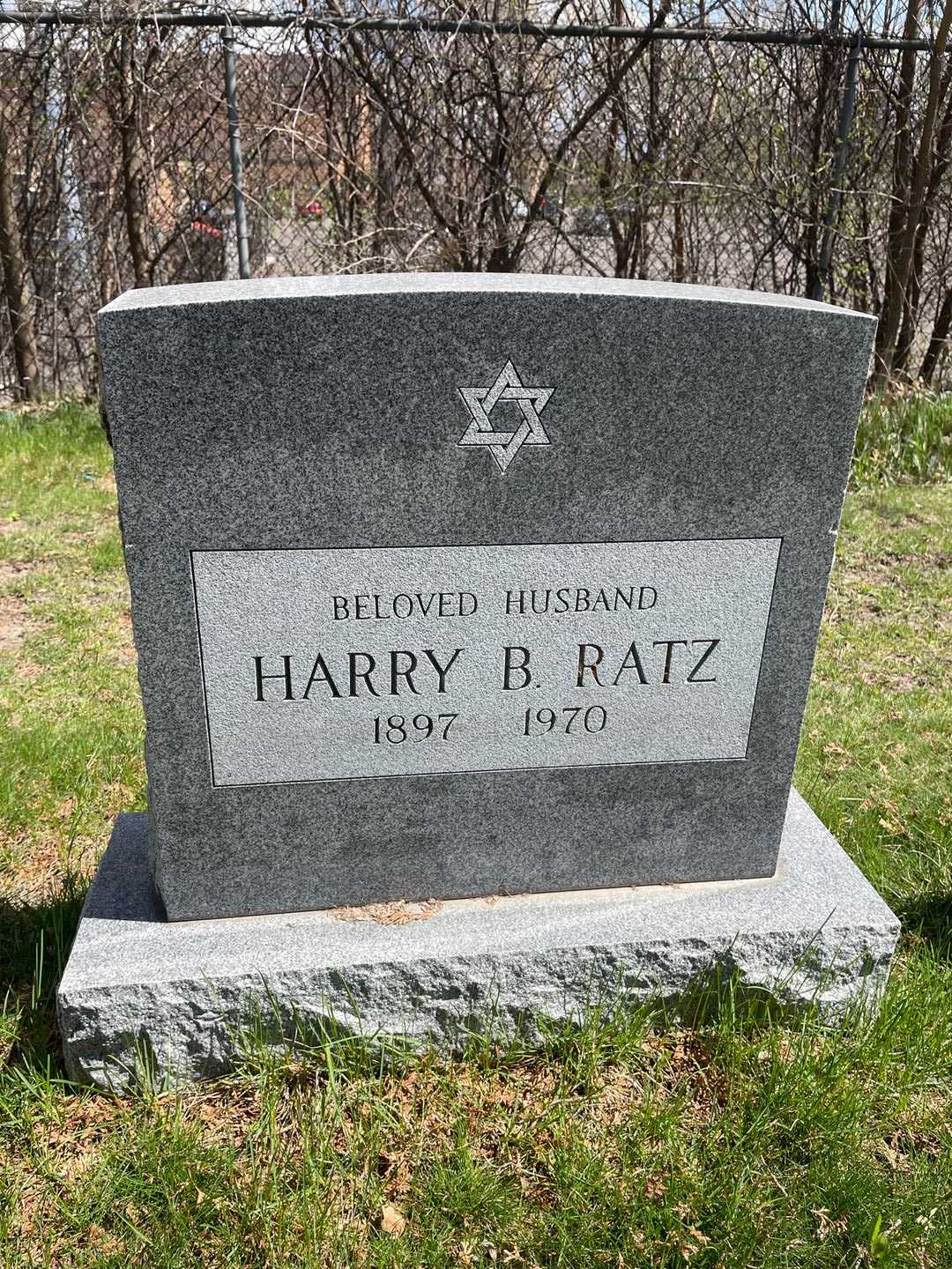 Harry B. Ratz's grave. Photo 1