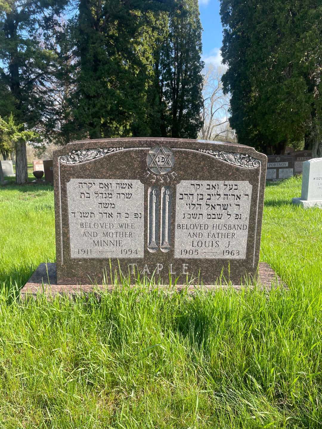 Minnie Taple's grave. Photo 1