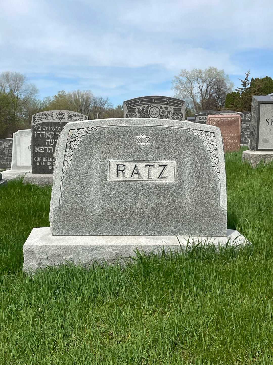 Isadore Ratz's grave. Photo 1