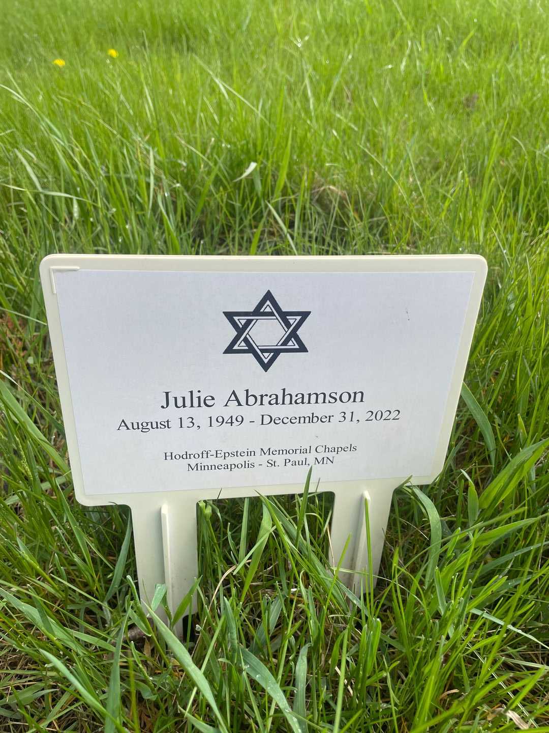 Julie Helen Abrahamson's grave. Photo 1