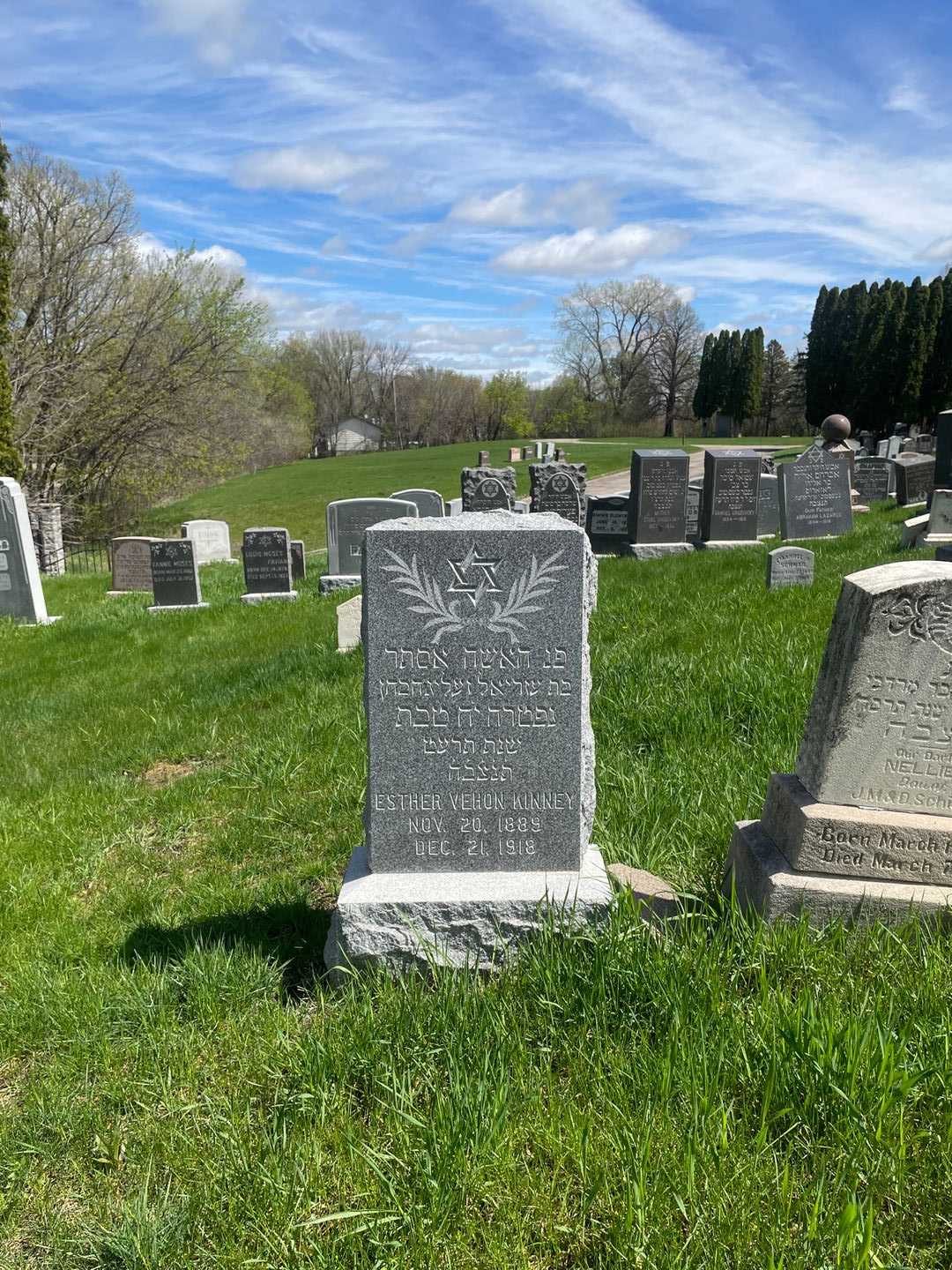 Esther Vehon Kinney's grave. Photo 2