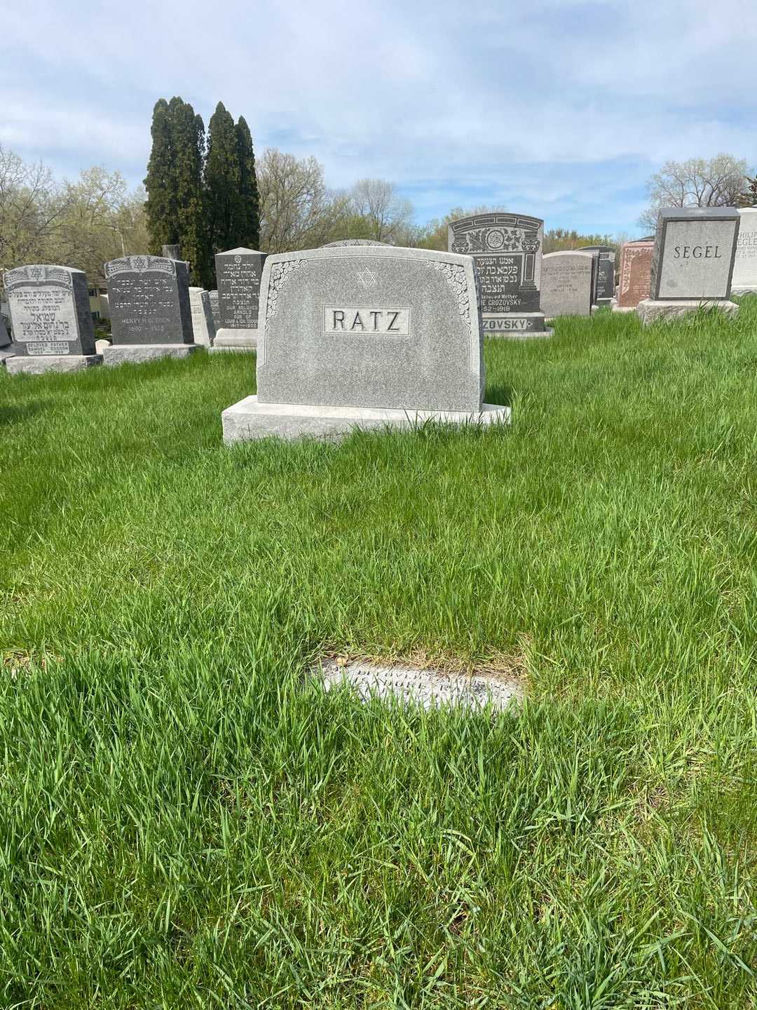 Isadore Ratz's grave. Photo 2