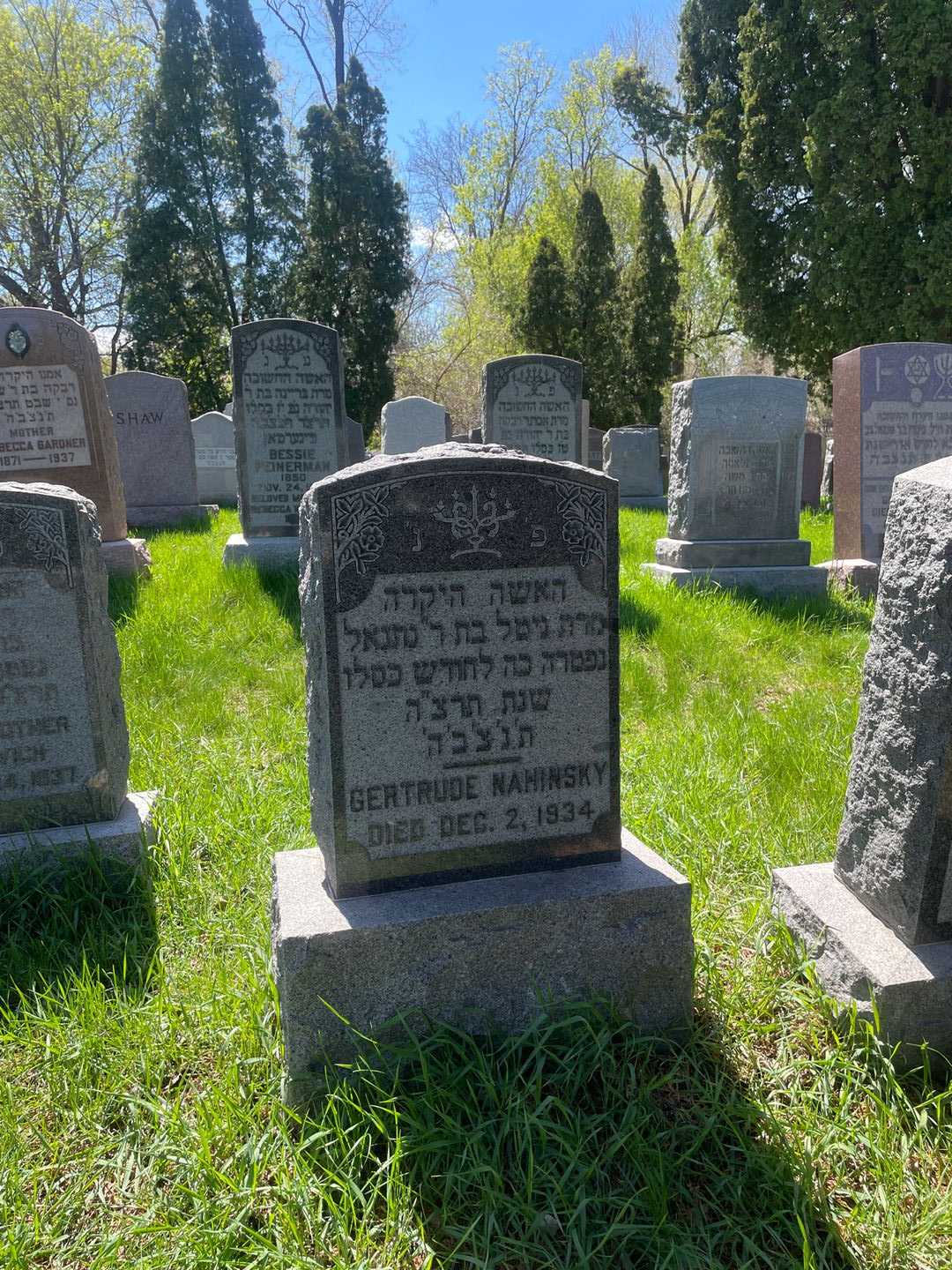 Gertrude Nahinsky's grave. Photo 2