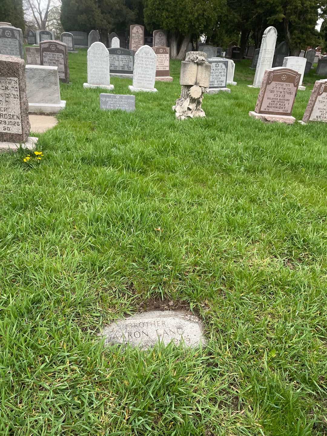 Aaron Lang's grave. Photo 2
