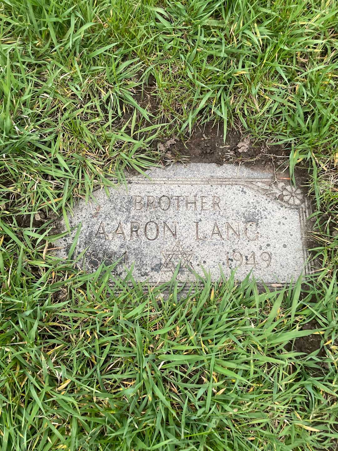 Aaron Lang's grave. Photo 1