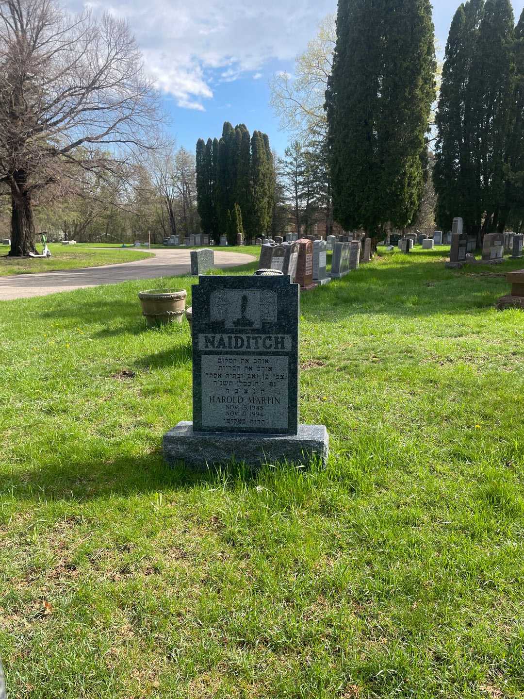 Harold Martin Naiditch's grave. Photo 2