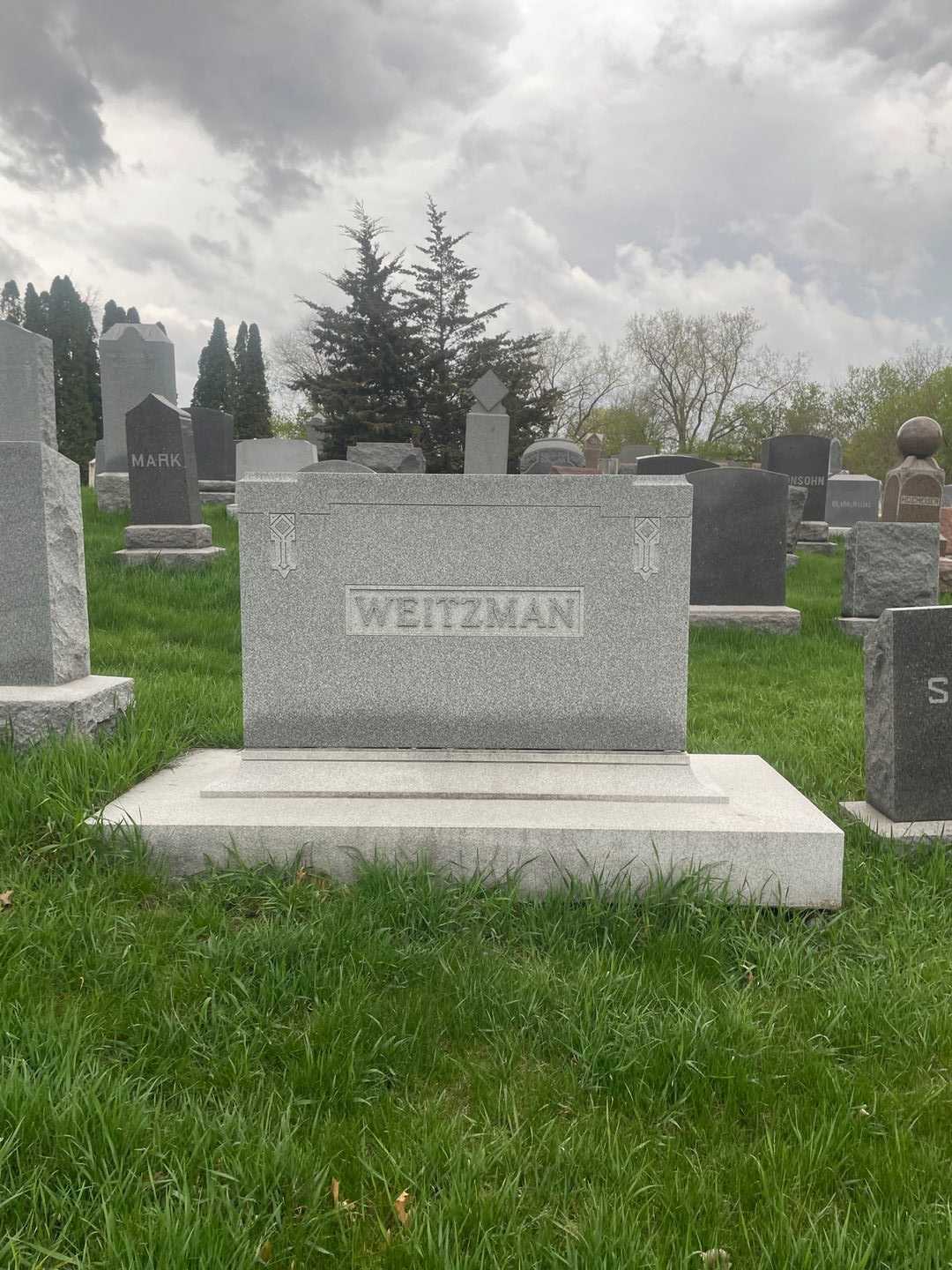 Mollie Weitzman's grave. Photo 1