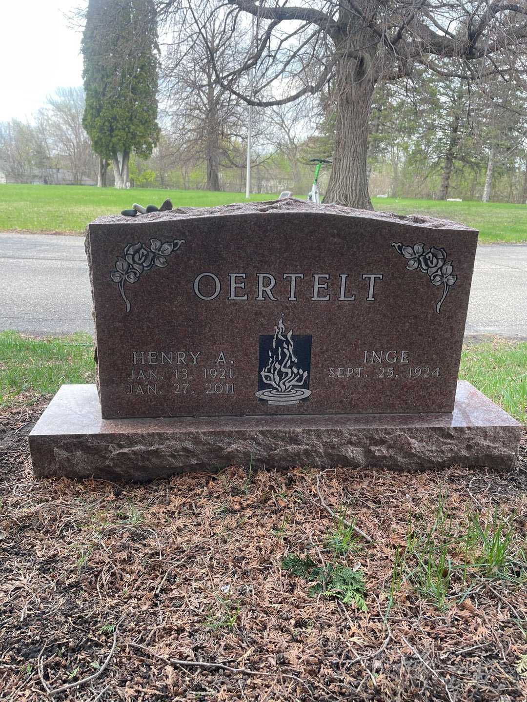 Inge Oertelt's grave. Photo 1