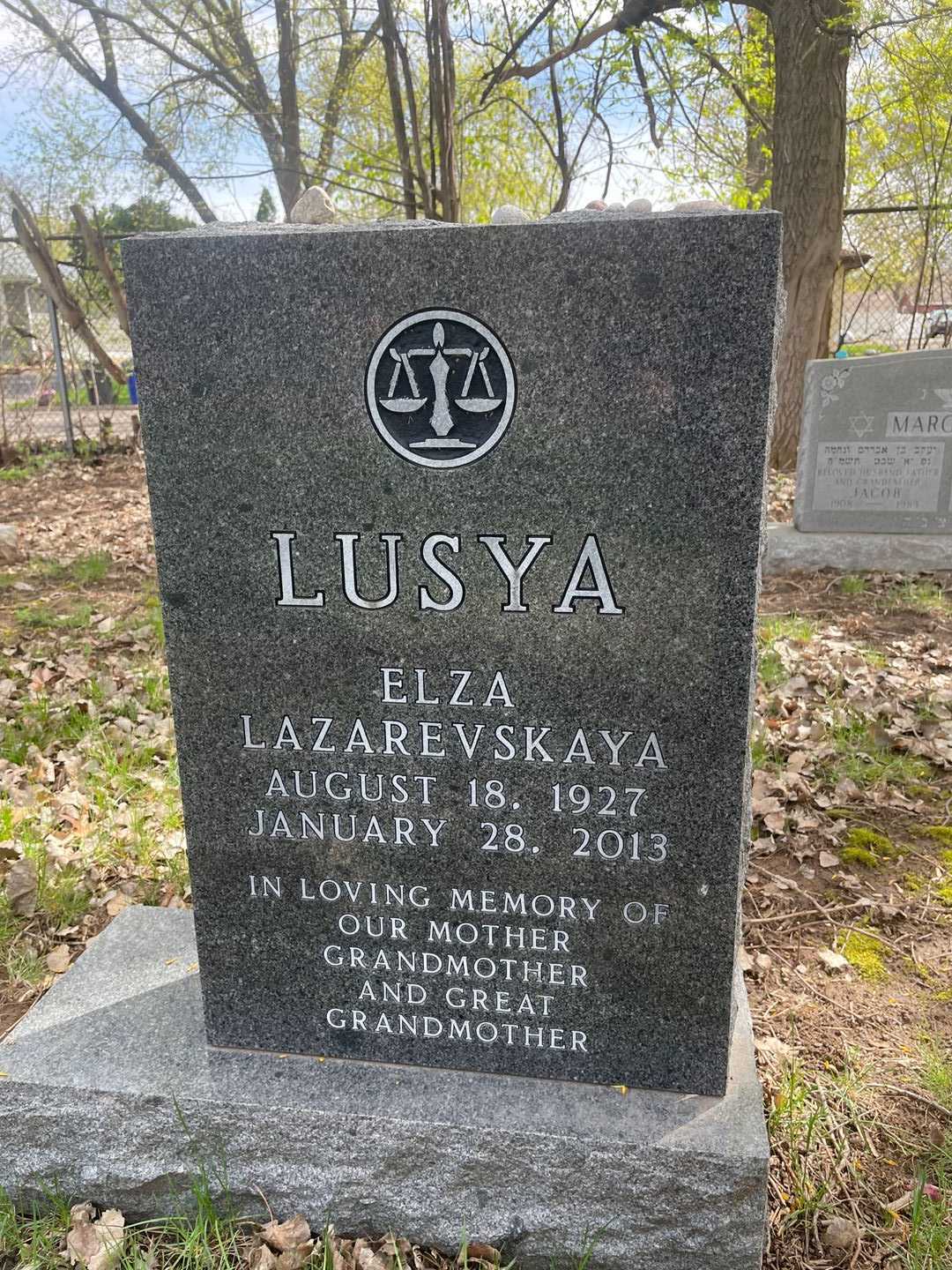 Elza "Lusya" Lazarevskaya's grave. Photo 1