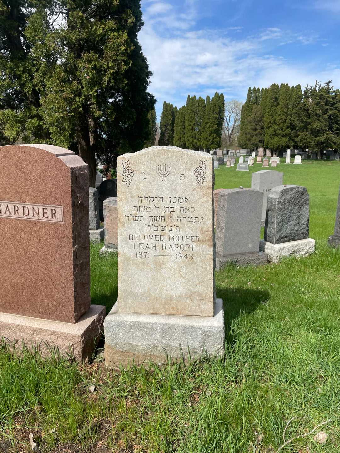 Leah Raport's grave. Photo 2