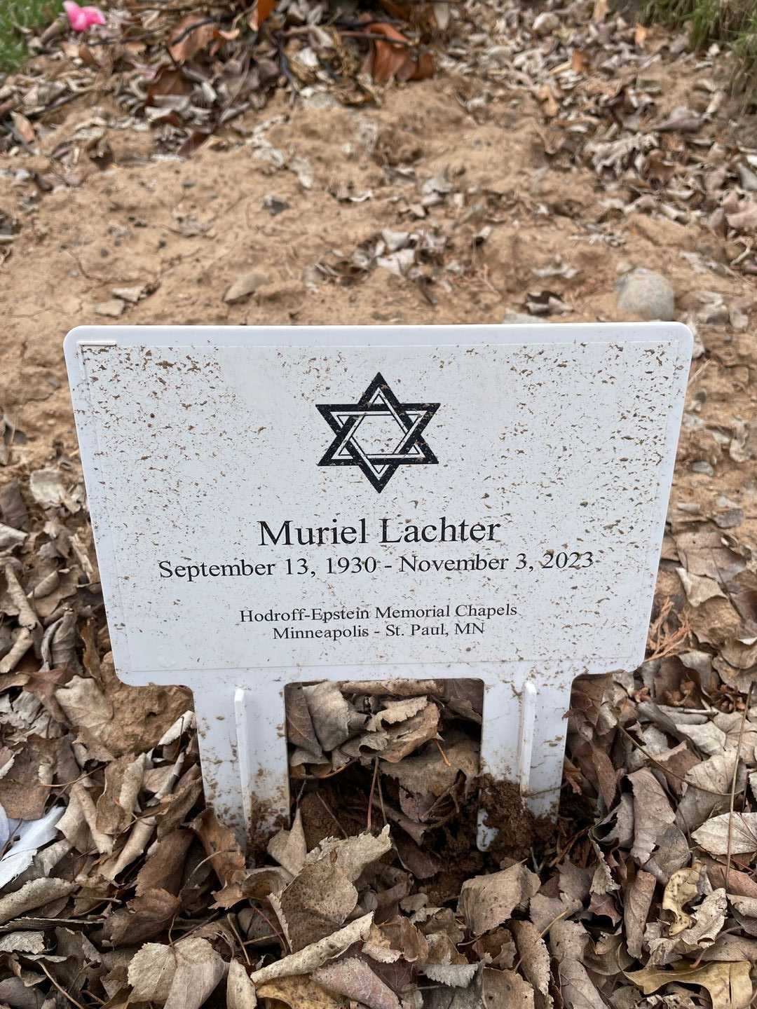 Muriel Lachter's grave. Photo 3