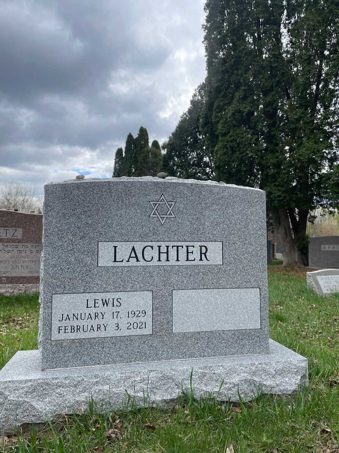 Muriel Lachter's grave. Photo 1