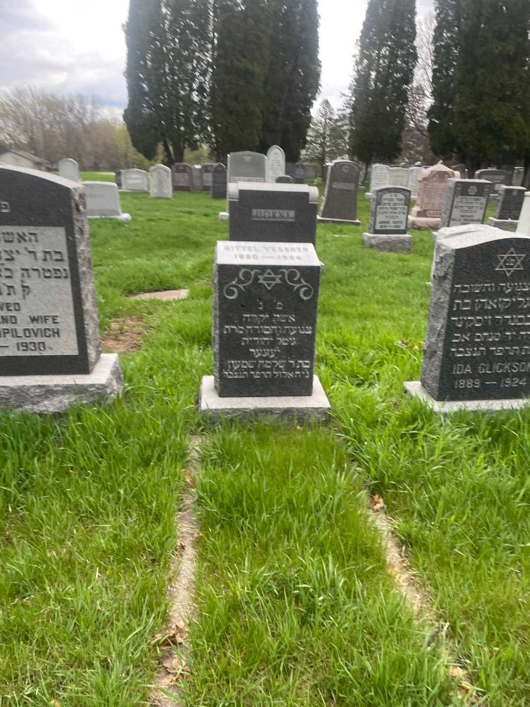 Gittel Yessner's grave. Photo 2
