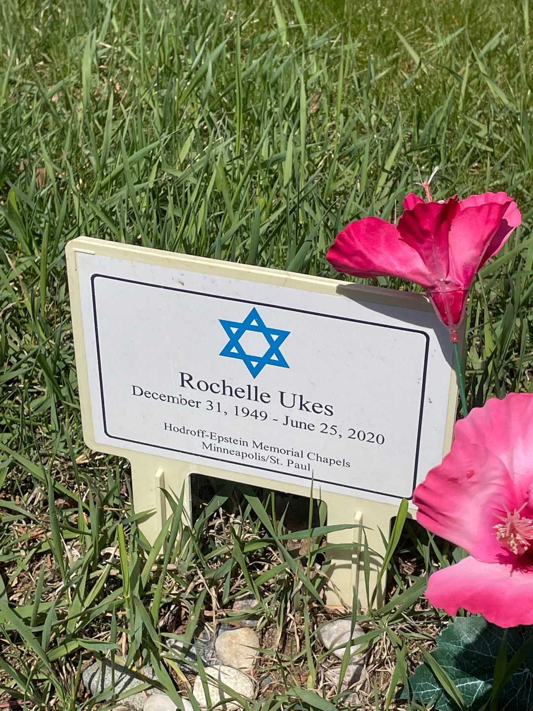 Rochelle Ukes's grave. Photo 1