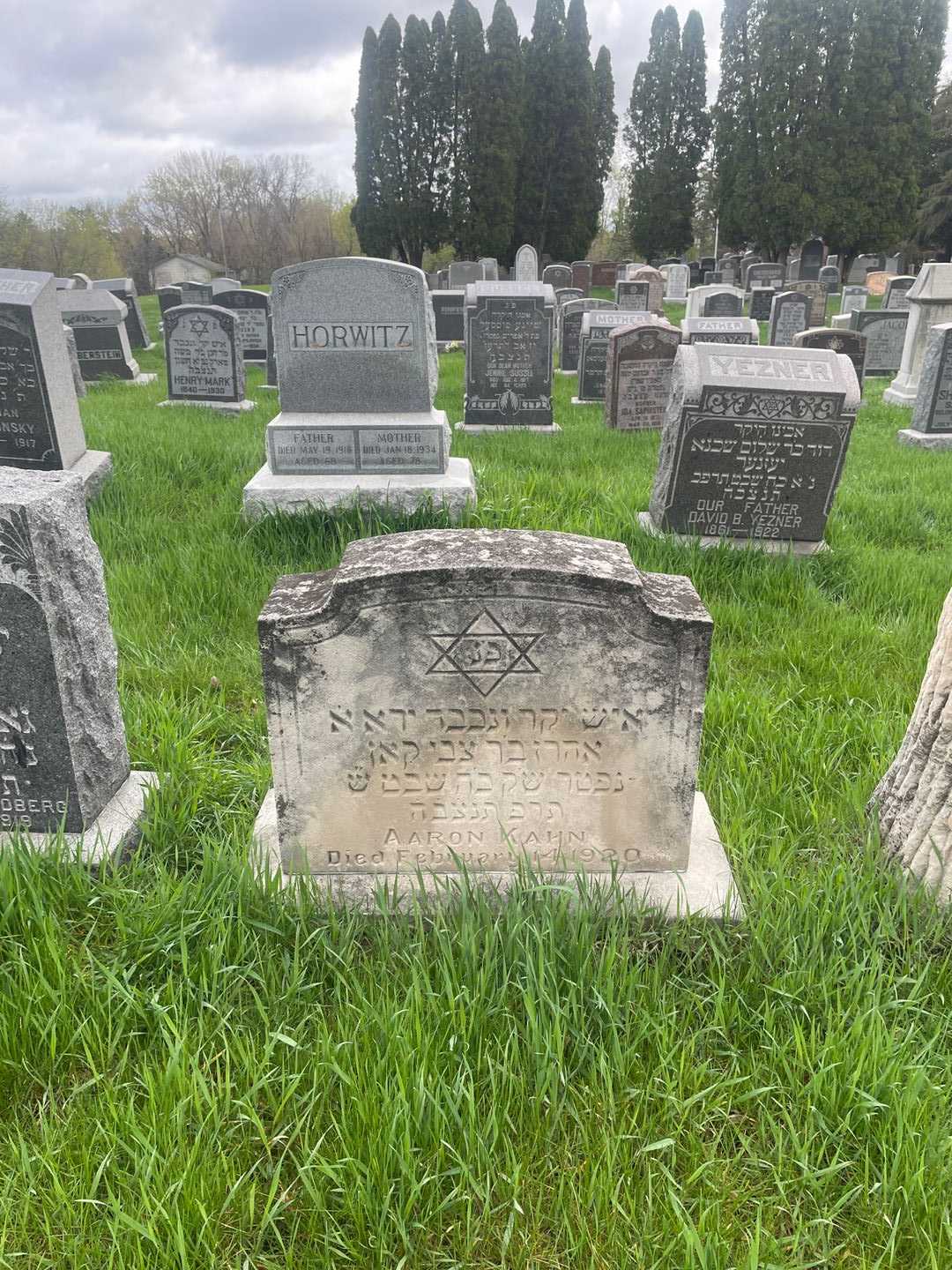 Aaron Kahn's grave. Photo 2